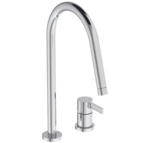 Chromfarbene Küchenarmatur von Ideal Standard mit einem hohen, geschwungenen Auslauf und einem separaten Bedienhebel für die Wasserregulation.